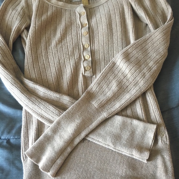 American Eagle Long sleeve too - Picture 2 of 3